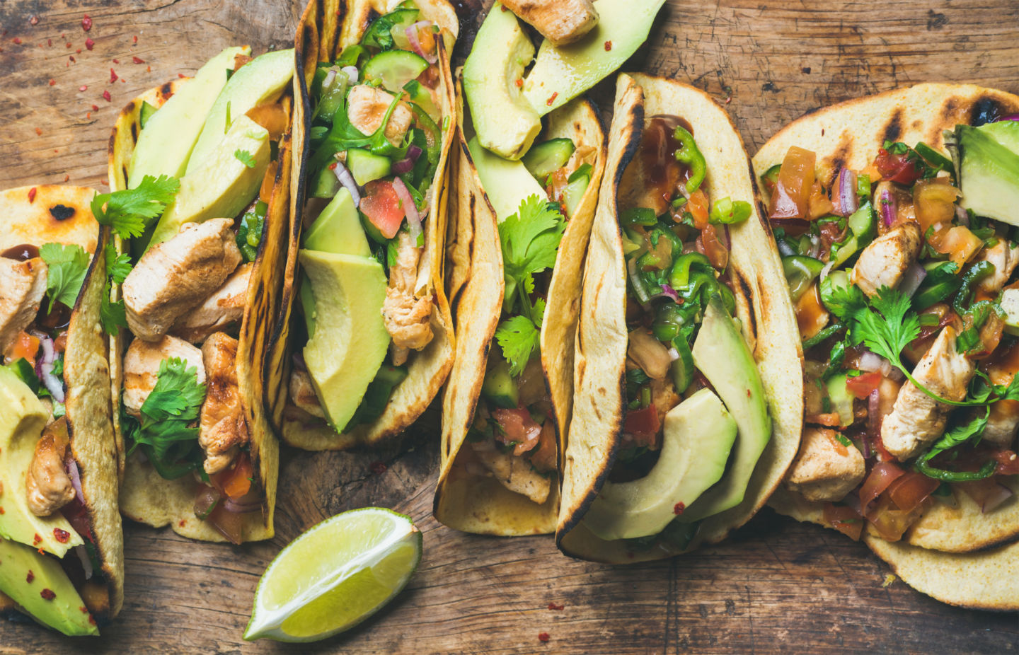 Tacos de Pollo y Vegetales Frescos