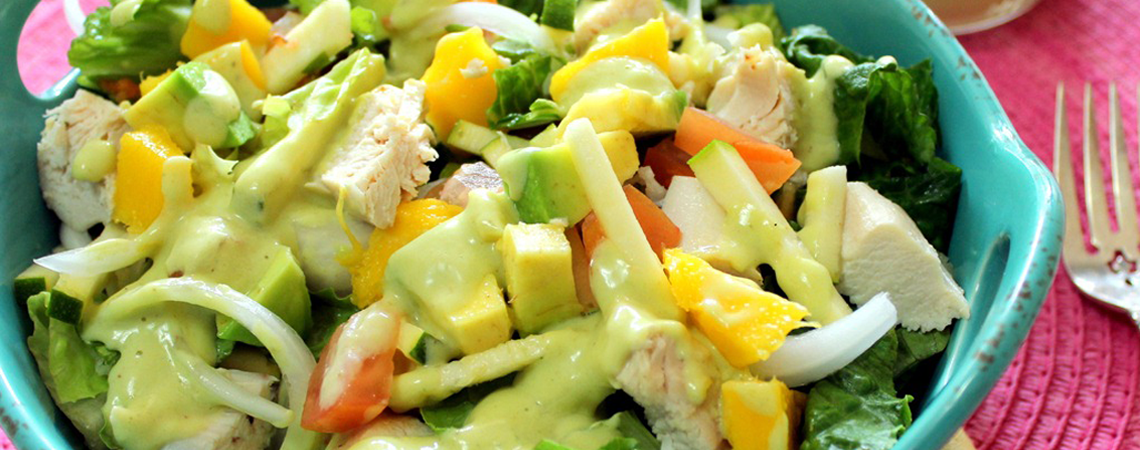 Ensalada de Pollo Rico con aderezo de aguacate