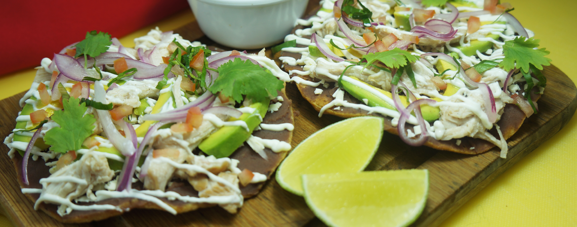Tostadas de Pollo Rico, frijoles y aguacate